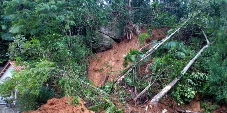 Defesa Civil de Jaraguá do Sul trabalha em área de deslizamento no Rio Molha