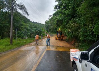 Defesa Civil de Jaraguá do Sul trabalha em área de deslizamento no Rio Molha