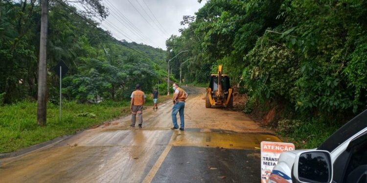 Defesa Civil de Jaraguá do Sul trabalha em área de deslizamento no Rio Molha