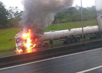 Caminhão com etanol pega fogo em Guaratuba, Paraná