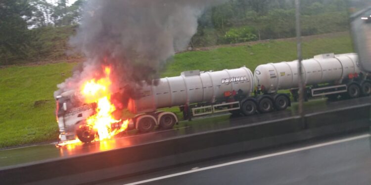Caminhão com etanol pega fogo em Guaratuba, Paraná