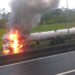 Caminhão com etanol pega fogo em Guaratuba, Paraná