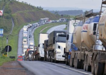 Caminhoneiros se mobilizam por greve em fevereiro
