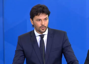 Ministro diz que todos os celulares feitos no Brasil terão rádio FM