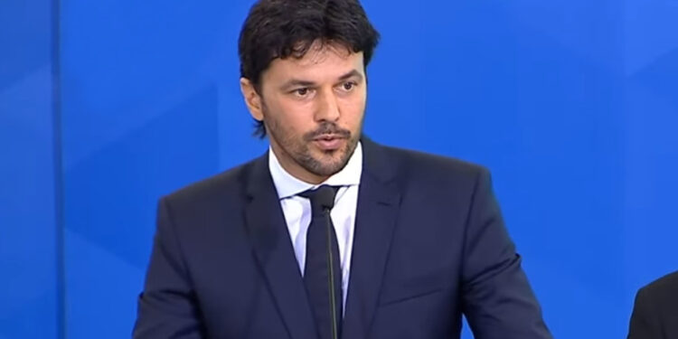 Ministro diz que todos os celulares feitos no Brasil terão rádio FM