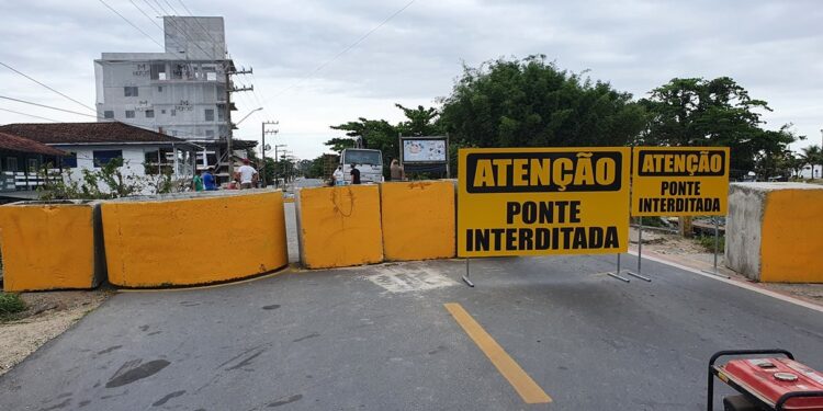 Ponte de Itajuba, em Barra Velha, é interditada