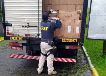 Motorista de caminhão é preso com 150 mil maços de cigarros contrabandeados em Jaraguá do Sul