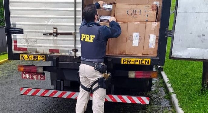 Motorista de caminhão é preso com 150 mil maços de cigarros contrabandeados em Jaraguá do Sul