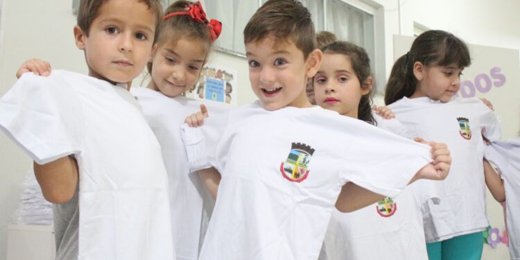 Alunos novos de Jaraguá do Sul receberão uniformes escolares em 2021