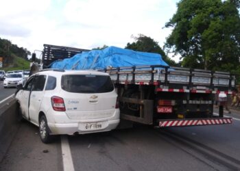 Veículo da Saúde de Corupá colide com caminhão na BR-101