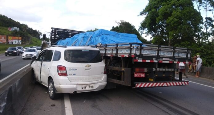 Veículo da Saúde de Corupá colide com caminhão na BR-101