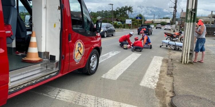 Homem fica ferido após colisão no Centro de Schroeder
