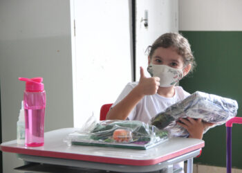 Uniformes e material escolar são entregues em São João do Itaperiú