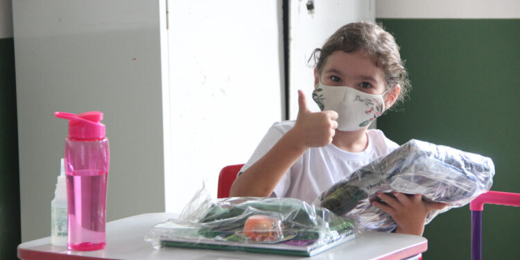 Uniformes e material escolar são entregues em São João do Itaperiú