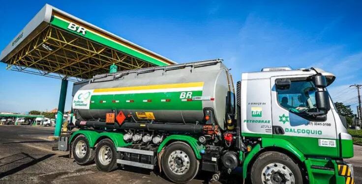 Petrobras sobe de novo preço da gasolina; aumento chega a 22% no ano