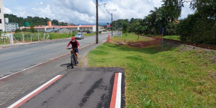 Prefeitura de Jaraguá do Sul aumenta pontilhão para completar ciclovia do Rau