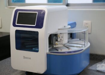 Lacen de SC recebe equipamento para acelerar testagem da Covid-19