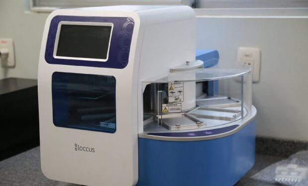 Lacen de SC recebe equipamento para acelerar testagem da Covid-19