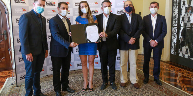 Governo de Santa Catarina oficializa posse de 723 novos professores efetivos para rede estadual