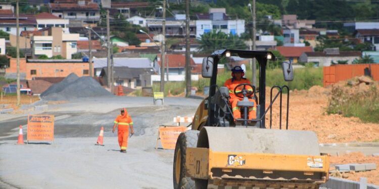 Prosseguem obras de pavimentação da Rua Dorval Marcatto, em Jaraguá do Sul