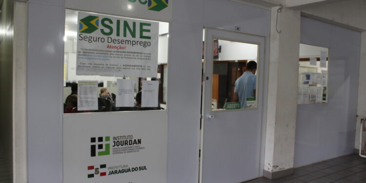 Setores têxtil e de construção civil lideram o ranking de ofertas de emprego na região de Jaraguá do Sul