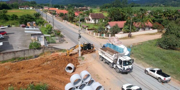 Prefeitura de Jaraguá do Sul executa travessia na rua Eurico Duwe