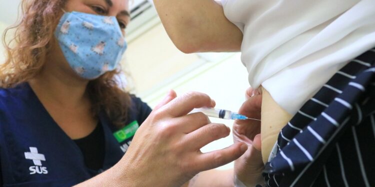 Profissionais de saúde de Jaraguá do Sul recebem vacina contra Covid-19