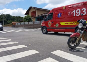 Motociclista fica ferido após colisão contra carro em Schroeder
