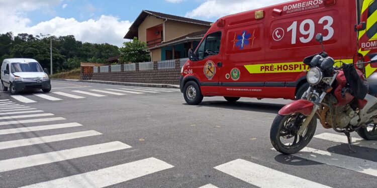 Motociclista fica ferido após colisão contra carro em Schroeder