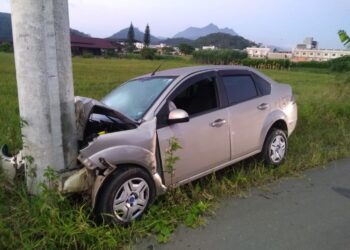 Homem fica ferido após colidir carro contra poste em Guaramirim