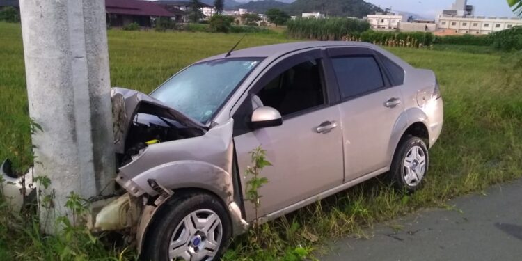 Homem fica ferido após colidir carro contra poste em Guaramirim