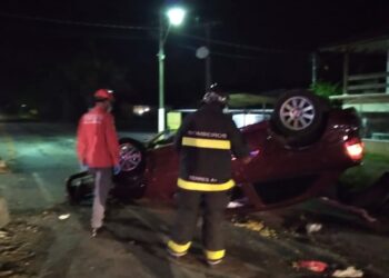 Duas pessoas ficam feridas após carro capotar em Guaramirim