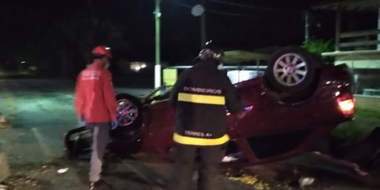 Duas pessoas ficam feridas após carro capotar em Guaramirim