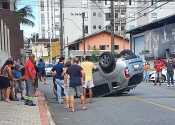 Após capotamento, mulher fica ferida em Jaraguá do Sul