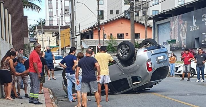 Após capotamento, mulher fica ferida em Jaraguá do Sul
