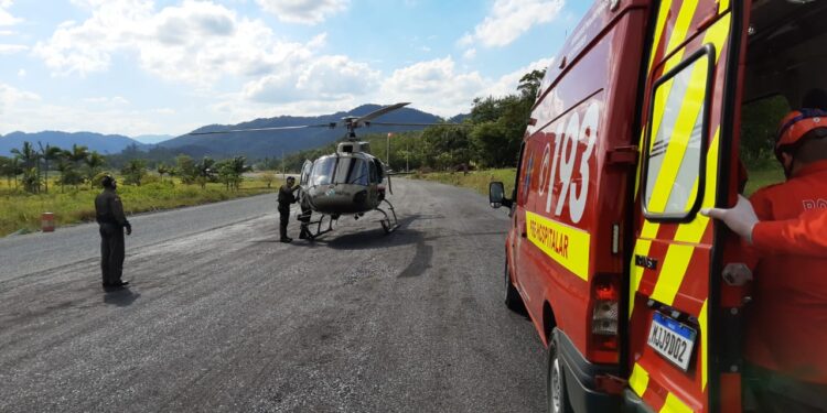 Águia da PM é acionado após homem cair em ribanceira em Schroeder