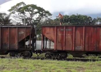 [VÍDEO] Homem é filmado em cima de trem em Jaraguá do Sul