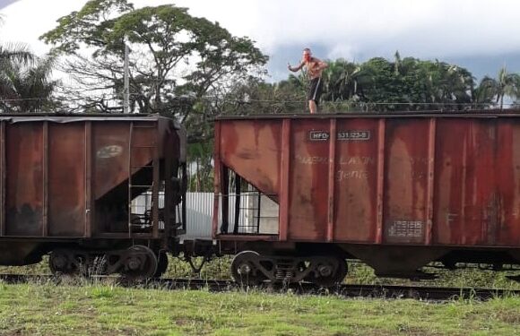[VÍDEO] Homem é filmado em cima de trem em Jaraguá do Sul
