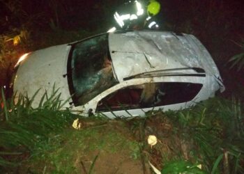 Condutor perde controle e carro sai de pista em Guaramirim