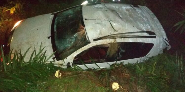 Condutor perde controle e carro sai de pista em Guaramirim