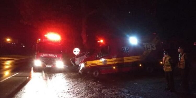 Jovem morre ao bater carro contra árvore na SC-418, em Campo Alegre