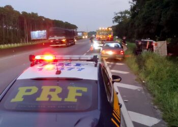 PRF impede roubo a carreta acidentada na BR-101, em Araquari