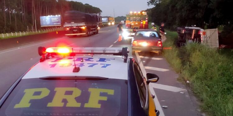 PRF impede roubo a carreta acidentada na BR-101, em Araquari