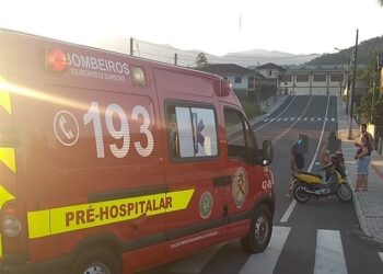 Mulher fica ferida após acidente envolvendo moto e bicicleta em Schroeder