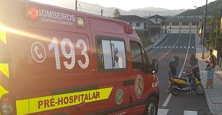Mulher fica ferida após acidente envolvendo moto e bicicleta em Schroeder