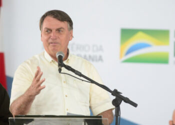 Governo analisa fixação no valor do ICMS para conter alta do combustível