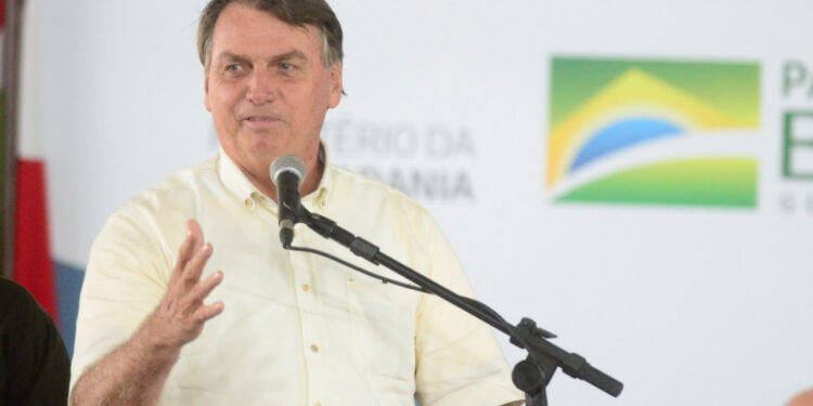 Governo analisa fixação no valor do ICMS para conter alta do combustível