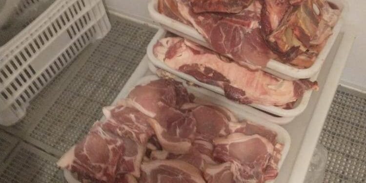 Dois mil quilos de carne estragada são apreendidos de supermercado em Guaramirim