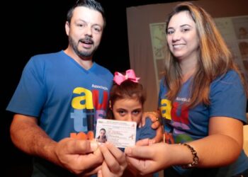 Fundação de Educação Especial emite quase mil carteiras de identificação do autista em um ano em SC