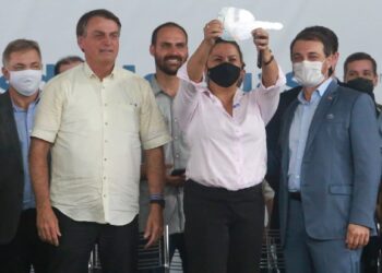 Com presença de Bolsonaro, governador acompanha entrega de 225 veículos para assistência social em SC